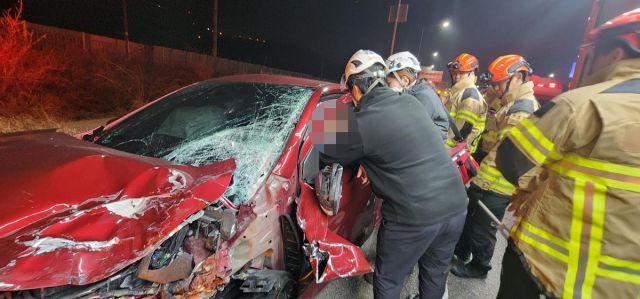 지난 21일 인천국제공항고속도로 금산나들목(IC)인근에서 경차가 1차로에 정차 중이던 택시를 들이받는 사고가 났다. 사진은 사고 현장. 인천소방본부제공