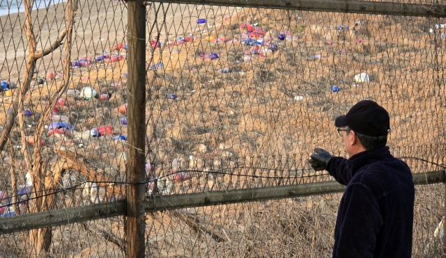 22일 오후 인천 옹진군 백령도 한 해변에 중국발 해양폐기물(쓰레기)가 쌓여 있다. 홍남곤 통신원 제공