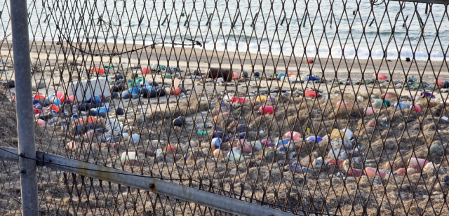 22일 오후 인천 옹진군 백령도 한 해변에 중국발 해양폐기물(쓰레기)가 쌓여 있다. 홍남곤 경기일보 서해 5도 포토 통신원