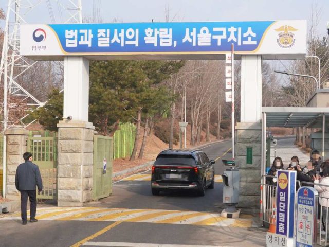 공수처 차량, 서울구치소 도착 [포토뉴스]