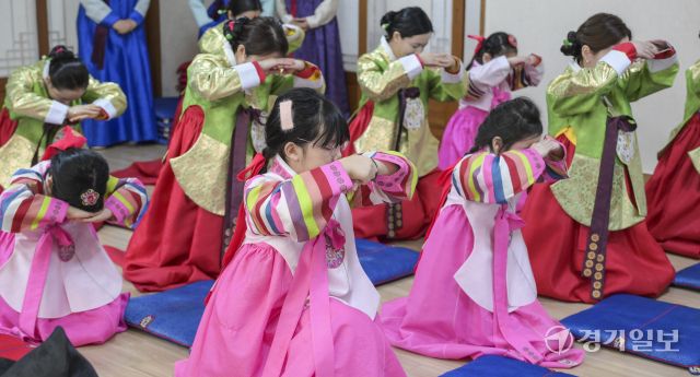 설날을 일주일 앞둔 22일 용인특례시 처인구 용인시예절교육관에서 열린 '새해 맞이 설 명절 특강 및 체험'에서 다문화가정 가족들이 세배 방법을 배우고 있다. 윤원규기자