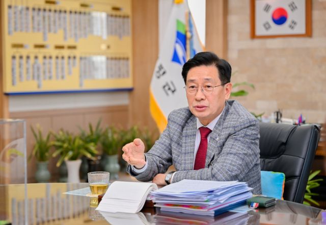 전진선 양평군수가 신년인터뷰를 하며 군정 계획을 설명하고 있다. 양평군 제공