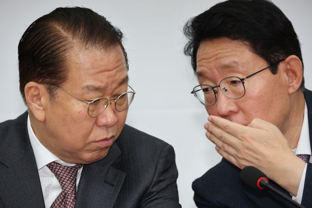 국민의힘 권영세 비상대책위원장이 16일 오전 서울 여의도 국회에서 열린 비상대책위원회의에서 김상훈 정책위의장과 대화하고 있다. 연합뉴스