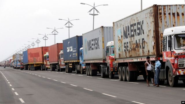 2017년 6월 29일 컨테이너를 실은 트럭들이 전 세계 컴퓨터 화면에 나타난 악성 소프트웨어로 인해 터미널 운영이 중단돼 인도 뭄바이의 자와할랄 네루 포트 트러스트의 터미널 밖에 줄지어 서 있다. VOA