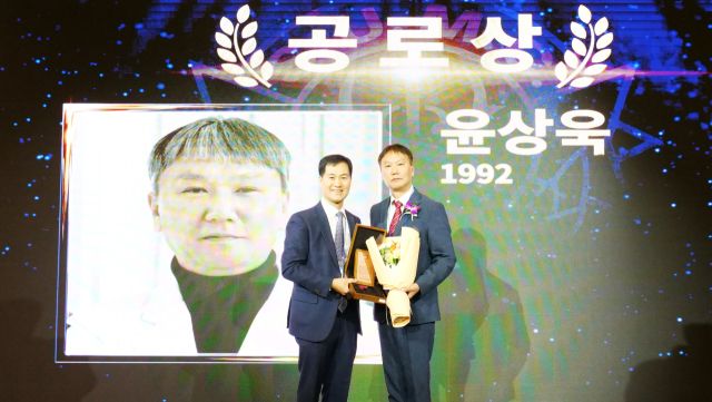 윤상욱 분당차병원 원장(오른쪽)이 총동창회 공로상을 받고 기념촬영을 하고 있다. 분당차병원 제공