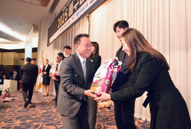 이충우 여주시장이 배구인 밤 행사에 참석한 배구인들에게 여주쌀을 전달하고 있다. 사진=여주시 농산업 공동브랜드 활성화 센터