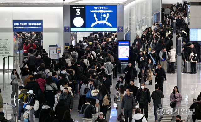 설명절 연휴를 앞둔 23일 오전 인천국제공항 제1여객터미널 출국장이 이용객들로 붐비고 있다. 인천국제공항공사는 이번 설 연휴 특별 교통대책 기간인 1월 24일부터 2월 2일까지 10일간 총 214만1000명, 일평균 기준 21만4000명의 여객이 인천공항을 이용할 것으로 전망된다고 밝혔다. 조병석기자