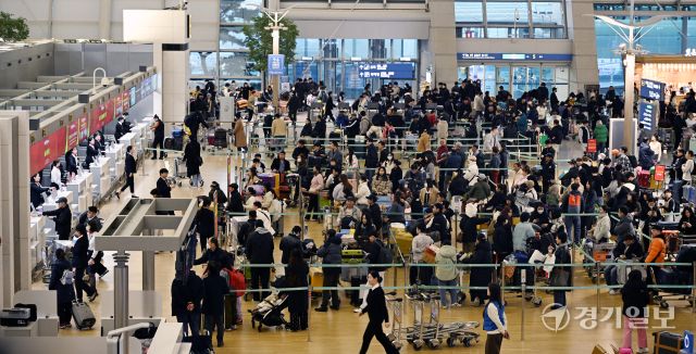 설명절 연휴를 앞둔 23일 오전 인천국제공항 제1여객터미널 출국장이 이용객들로 붐비고 있다. 인천국제공항공사는 이번 설 연휴 특별 교통대책 기간인 1월 24일부터 2월 2일까지 10일간 총 214만1000명, 일평균 기준 21만4000명의 여객이 인천공항을 이용할 것으로 전망된다고 밝혔다. 조병석기자