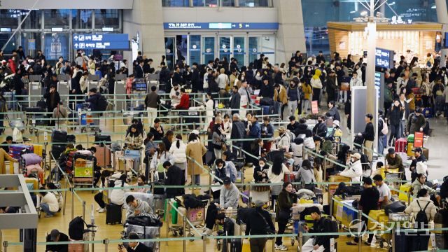 설명절 연휴를 앞둔 23일 오전 인천국제공항 제1여객터미널 출국장이 이용객들로 붐비고 있다. 인천국제공항공사는 이번 설 연휴 특별 교통대책 기간인 1월 24일부터 2월 2일까지 10일간 총 214만1000명, 일평균 기준 21만4000명의 여객이 인천공항을 이용할 것으로 전망된다고 밝혔다. 조병석기자