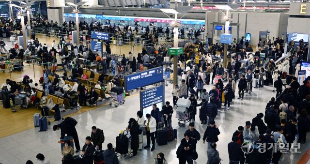 설명절 연휴를 앞둔 23일 오전 인천국제공항 제1여객터미널 출국장이 이용객들로 붐비고 있다. 인천국제공항공사는 이번 설 연휴 특별 교통대책 기간인 1월 24일부터 2월 2일까지 10일간 총 214만1000명, 일평균 기준 21만4000명의 여객이 인천공항을 이용할 것으로 전망된다고 밝혔다. 조병석기자