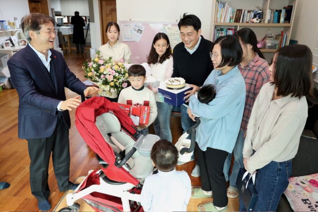 지난 22일 이동환 고양특례시장이 고양시 7번째 자녀 출산 가정을 직접 방문해 가족들과 이야기를 나누고 있다. 고양특례시 제공