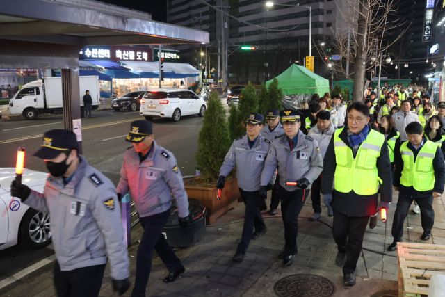 안산단원경찰서가 설명절을 앞두고 외국인 밀집지역에서 치안강화를 순찰활동을 펼쳤다. 단원서 제공
