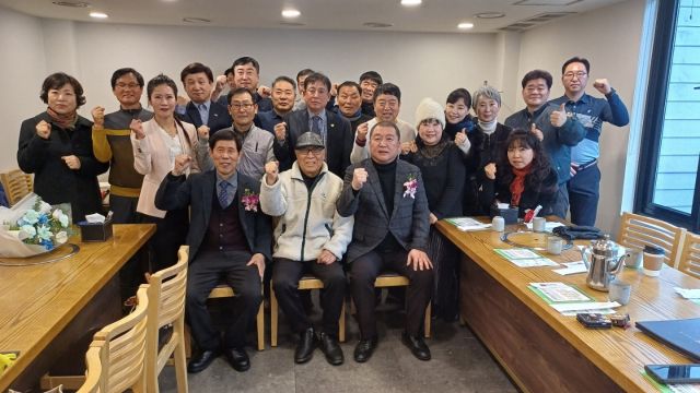 시즌2를 선언하고 있는 하남시 맨발걷기협회 심재훈 회장(앞줄 오른쪽) 등 집행부. 맨발걷기 협회 제공