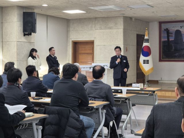 전진선 군수가 23일 군청 대회의실에서 열린 ‘신년 언론 소통 브리핑’에서 군정계획을 설명하고 있다. 황선주기자