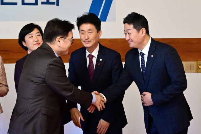 김진경 경기도의회 의장(왼쪽)이 23일 국회에서 우원식 국회의장을 만나 악수를 나누고 있다. 경기도의회 제공