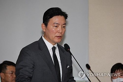 (서울=연합뉴스) 박동주 기자 = 김성훈 대통령경호처 차장이 22일 국회에서 열린 '윤석열 정부의 비상계엄 선포를 통한 내란 혐의 진상규명 국정조사 특별위원회' 1차 청문회에서 의원질의에 답하고 있다. 2025.1.22 pdj6635@yna.co.kr