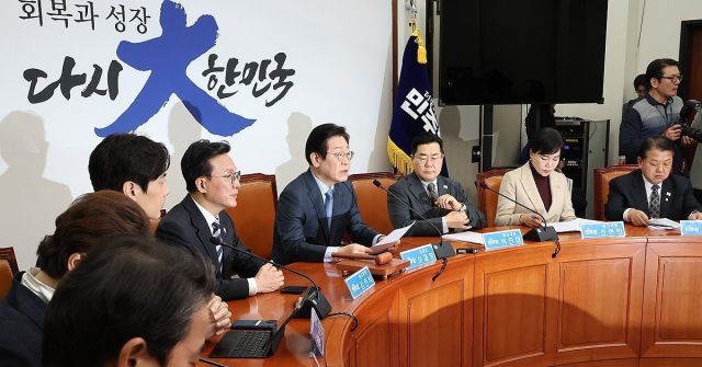 더불어민주당 이재명 대표(오른쪽 네번째)가 22일 국회에서 열린 최고위원회의에서 발언하고 있다. 연합뉴스