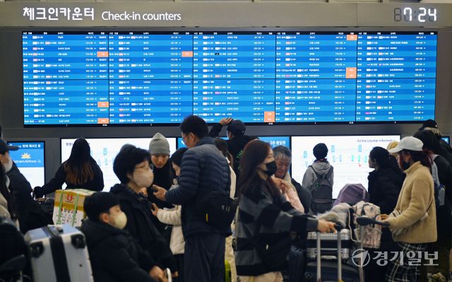 설명절 연휴를 앞둔 23일 오전 인천국제공항 제1여객터미널 출국장이 이용객들로 붐비고 있다. 인천국제공항공사는 이번 설 연휴 특별 교통대책 기간인 1월 24일부터 2월 2일까지 10일간 총 214만1000명, 일평균 기준 21만4000명의 여객이 인천공항을 이용할 것으로 전망된다고 밝혔다. 조병석기자