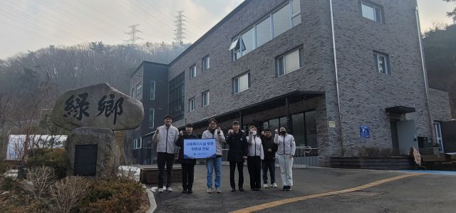 서울구치소직원들이 장애인 보호시설인 의왕시 청계동 녹향원을 방문해 성금을 전달한 뒤 기념사진을 찍고 있다. 서울구치소 제공