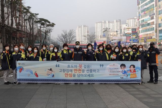 지난 22일 남양주소방서 대원들과 평내 여성의용소방대원이 설 명절 주택용 소방시설 선물하기 캠페인을 마치며 함께 기념촬영을 하고 있다. 남양주소방서 제공