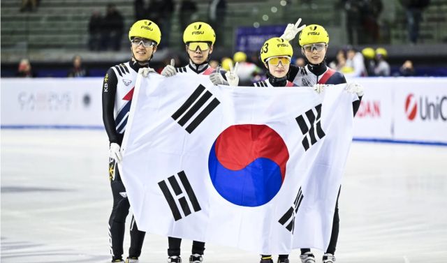 23일(한국시간) 이탈리아 토리노의 팔라벨라 빙상장에서 열린 2025 토리노 동계 세계대학경기대회 ㅎ혼성 2천m 계주에서 금메달을 합작한 한국 대표팀이 태극기를 앞세운 채 세리머니를 펼치고 있다.FISU 홈페이지 캡쳐