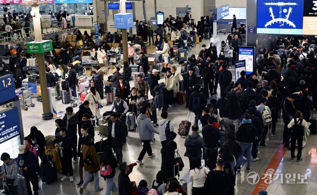 설명절 연휴를 앞둔 23일 오전 인천국제공항 제1여객터미널 출국장이 이용객들로 붐비고 있다. 인천국제공항공사는 이번 설 연휴 특별 교통대책 기간인 1월 24일부터 2월 2일까지 10일간 총 214만1000명, 일평균 기준 21만4000명의 여객이 인천공항을 이용할 것으로 전망된다고 밝혔다. 조병석기자