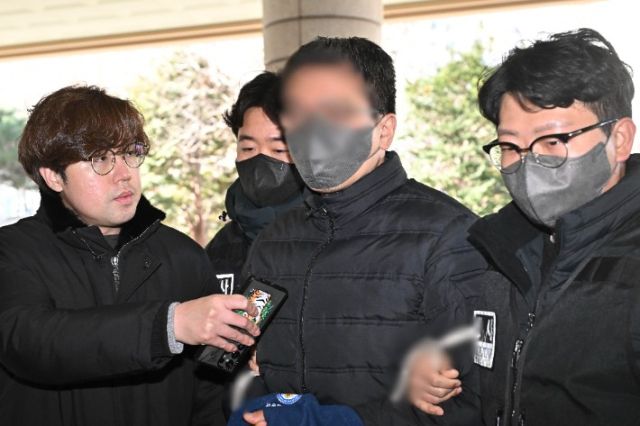 서울서부지방법원 폭력 집단난동 사태 당시 판사실에 침입한 40대 남성 이모씨가 23일 오후 서울 마포구 서울서부지법에서 열린 구속 전 피의자 심문(영장실질심사)에 출석하고 있다. 연합뉴스