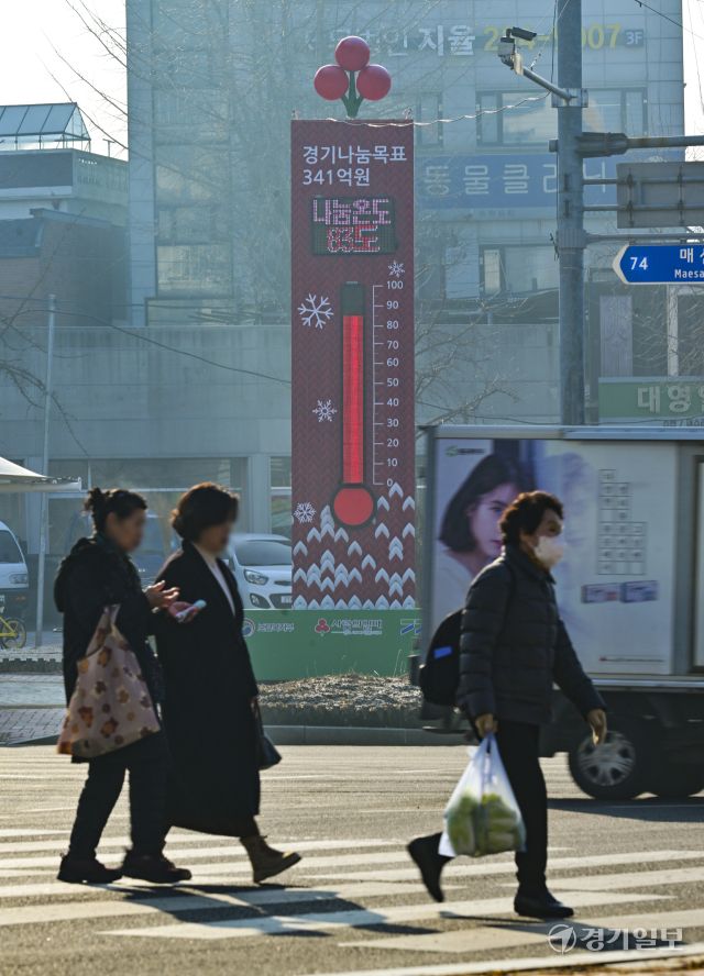 경기불황으로 인해 도움이 필요한 사랑의 온도탑 [포토뉴스]