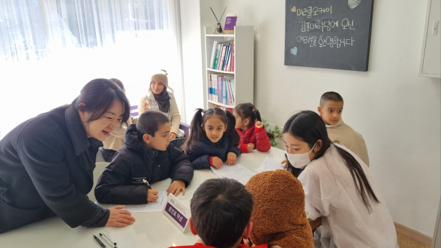 뉴욕대학교에 다니고 있는5명의 학생들이 이번 봉사활동을 위해 일시 귀국해 문진표 작성과 구강관리 교육을 위해 보조로 참여했다. (사)미라클오케이 어학당 제공