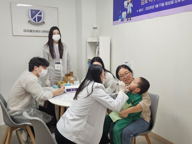 어학당 이사를 맡고 있는 김정현 글로벌치과 의사가 검진을 하고 있다. (사)미라클오케이 어학당 제공
