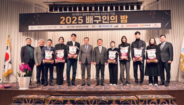 배구인 밤 행사에 참석한 이충우 시장과 관계자들이 여주쌀 홍보를 하고 있다/ 사진=여주시 농산업 공동브랜드 활성화 센터