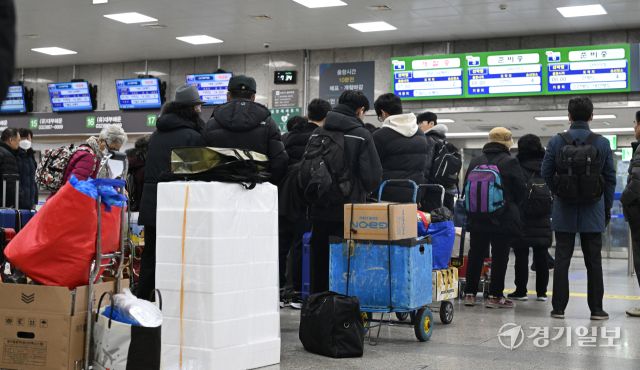 설 연휴를 앞둔 24일 오전 인천 중구 인천항 연안여객터미널에서 귀성객들이 여객선을 기다리고 있다. 조병석기자