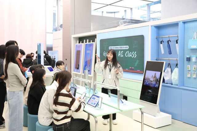 지난 23일 오픈한 삼성 강남 ‘갤럭시 스튜디오’에서 방문객들이 ‘갤럭시 AI 클래스’에 참여하고 있는 모습. 삼성전자 제공