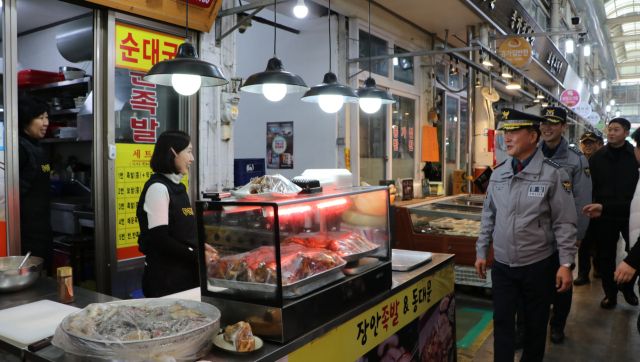 정준엽 수원남부경찰서장이 지난 22일 권선종합시장을 직접 방문해 전통시장의 치안 상황을 점검하고 있다. 수원남부경찰서 제공