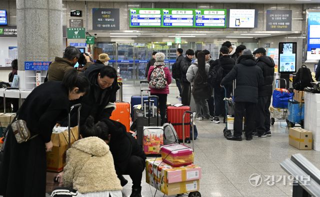 설 연휴를 앞둔 24일 오전 인천 중구 인천항 연안여객터미널에서 귀성객들이 여객선을 기다리고 있다. 조병석기자