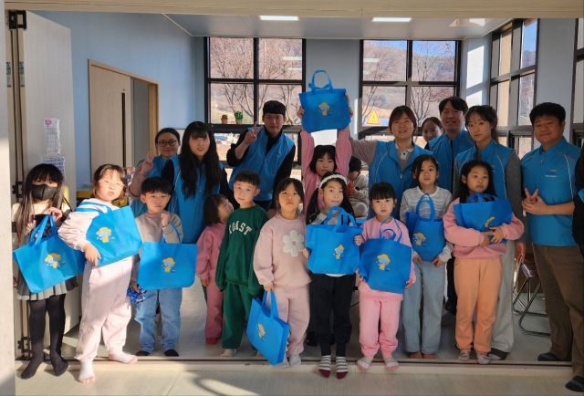 K-water 연천포천권지사(지사장 이영목)는 1월 23일(목) 설 명절을 앞두고 연천군 꽃피는지역아동센터 어린이들에게 나눔의 정을 실천했다. K-water 연천포천권지사 제공