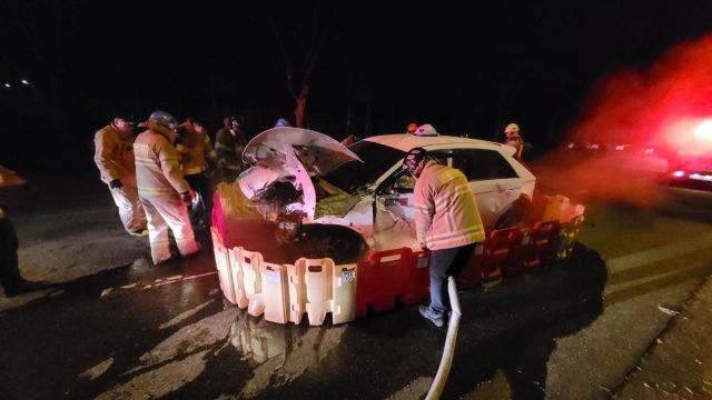 24일 새벽 고양시 일산서구 대화동의 한 도로에서 아이오닉5 전기차 택시가 다리 아래로 추락한 후 화재가 발생하자 소방당국이 소화수조를 이용해 불을 끄고 있다. 경기북부소방재난본부 제공