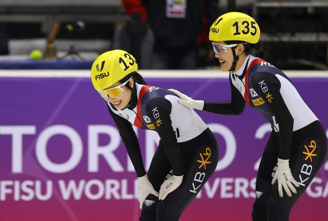 23일(현지시간) 이탈리아 토리노의 팔라벨라 빙상장에서 열린 동계유니버시아드 쇼트트랙 여자 1천m서 우승한 김길리(왼쪽)가 2위를 차지한 같은 팀 서휘민과 골인 뒤 기쁨을 나누고 있다.신화=연합뉴스