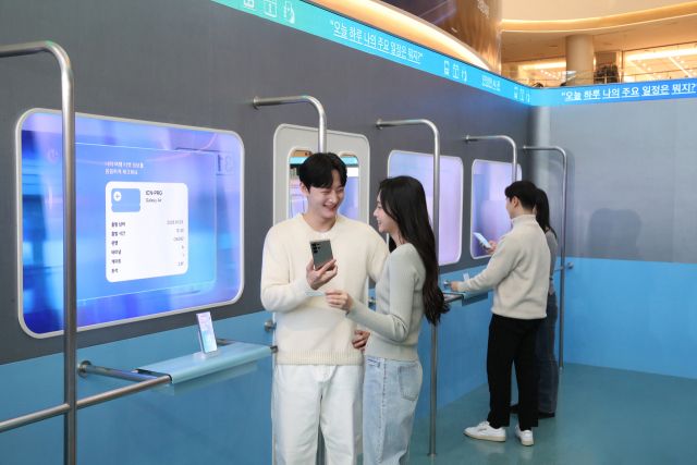 지난 23일 오픈한 서울 영등포구 타임스퀘어 ‘갤럭시 스튜디오’를 찾은 방문객들이 사용자의 사용 패턴과 데이터를 분석해 맞춤 정보를 제공하는 ‘나우 브리프’ 기능을 체험하는 모습. 삼성전자 제공