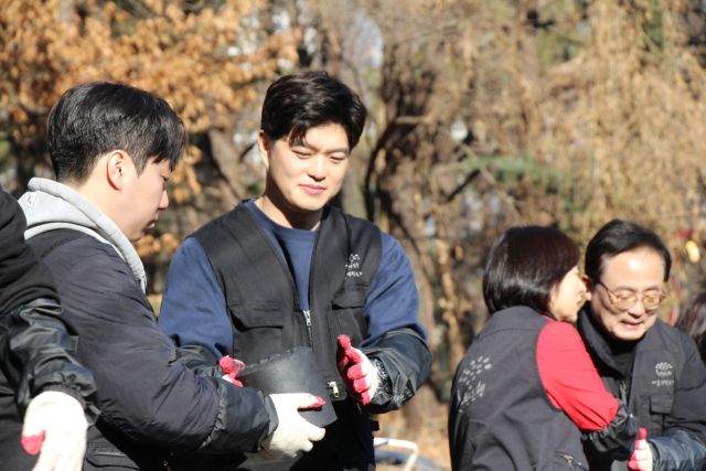 김용태 의원이 ‘사랑의 연탄 나눔’ 청년 봉사활동을 하고 있다. 의원실 제공