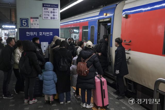 수원역, 이른 아침부터 귀성객 북적북적 [포토뉴스]