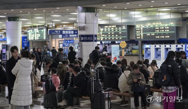 수원역, 이른 아침부터 귀성객 북적북적 [포토뉴스]