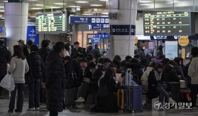 수원역, 이른 아침부터 귀성객 북적북적 [포토뉴스]