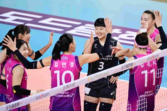 25일 인천 삼산월드체육관에서 벌어진 여자부 4라운드 수원 현대건설전에서 승리한 인천 흥국생명 선수들이 공격 득점 후 환호하고 있다.KOVO 제공