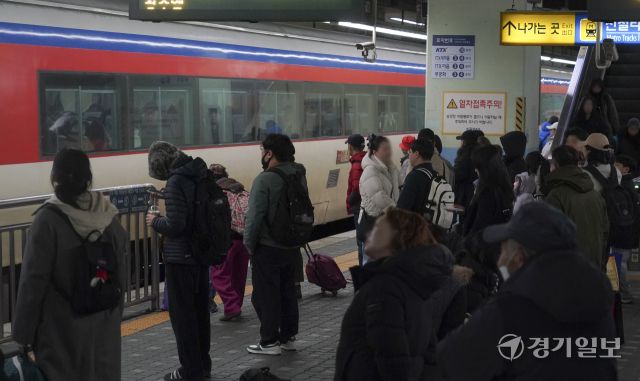 수원역, 이른 아침부터 귀성객 북적북적 [포토뉴스]