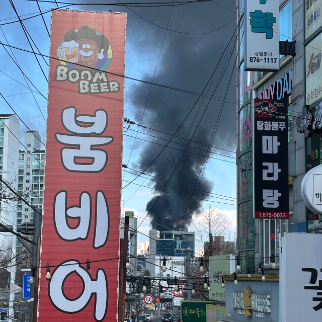 25일 오전 13시30분께 인천 미추홀구 학익시장 인근의 한 주택에서 화재가 발생했다. 독자 제공