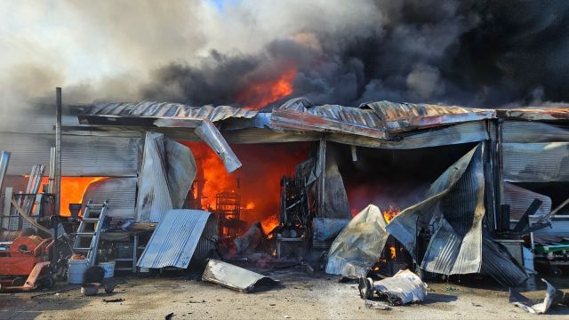 25일 오전 10시41분께 남양주시 진건읍의 한 가구공장 창고에서 화재가 발생했다. 화재 현장 모습. 경기도북부소방재난본부 제공