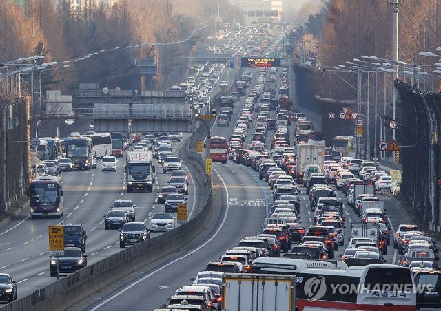 설 연휴를 앞둔 지난 24일 오후 서울 서초구 잠원나들목 인근 경부고속도로가 귀성·귀경 차량으로 정체를 빚고 있다. 연합뉴스