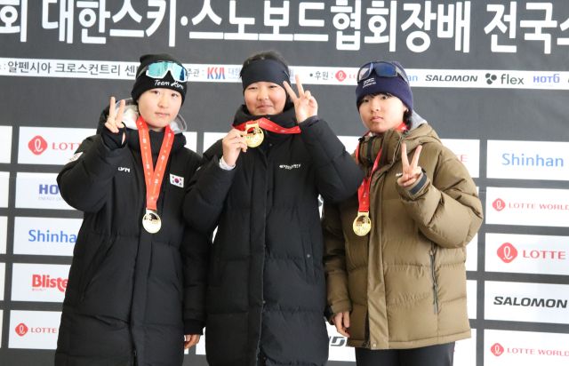 제55회 대한스키·스노보드협회장배 전국스키대회 여중부 크로스컨트리 15㎞ 계주서 우승한 평택 세교중 선수들.경기도스키협회 제공