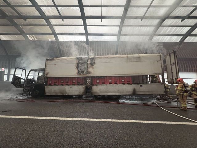 27일 오전 용인시 수지구 상현동 영동고속도로 인천 방향 광교방음터널 내에서 14t 화물차량 화재가 발생해 소방당국이 불길을 진압하는 등 현장을 수습하고 있다. 경기도소방재난본부 제공